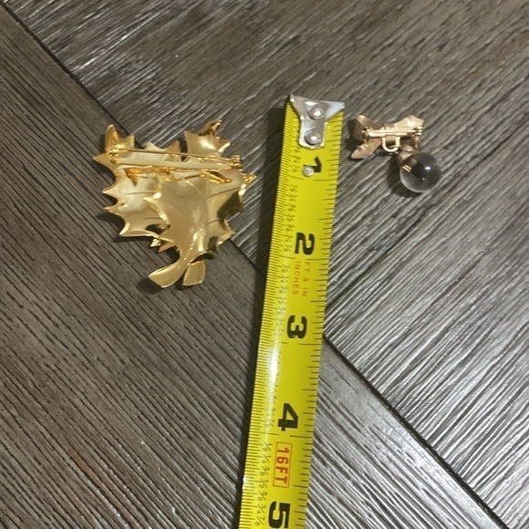 Vintage maple leaf & bow brooches pins - Picture 7 of 9